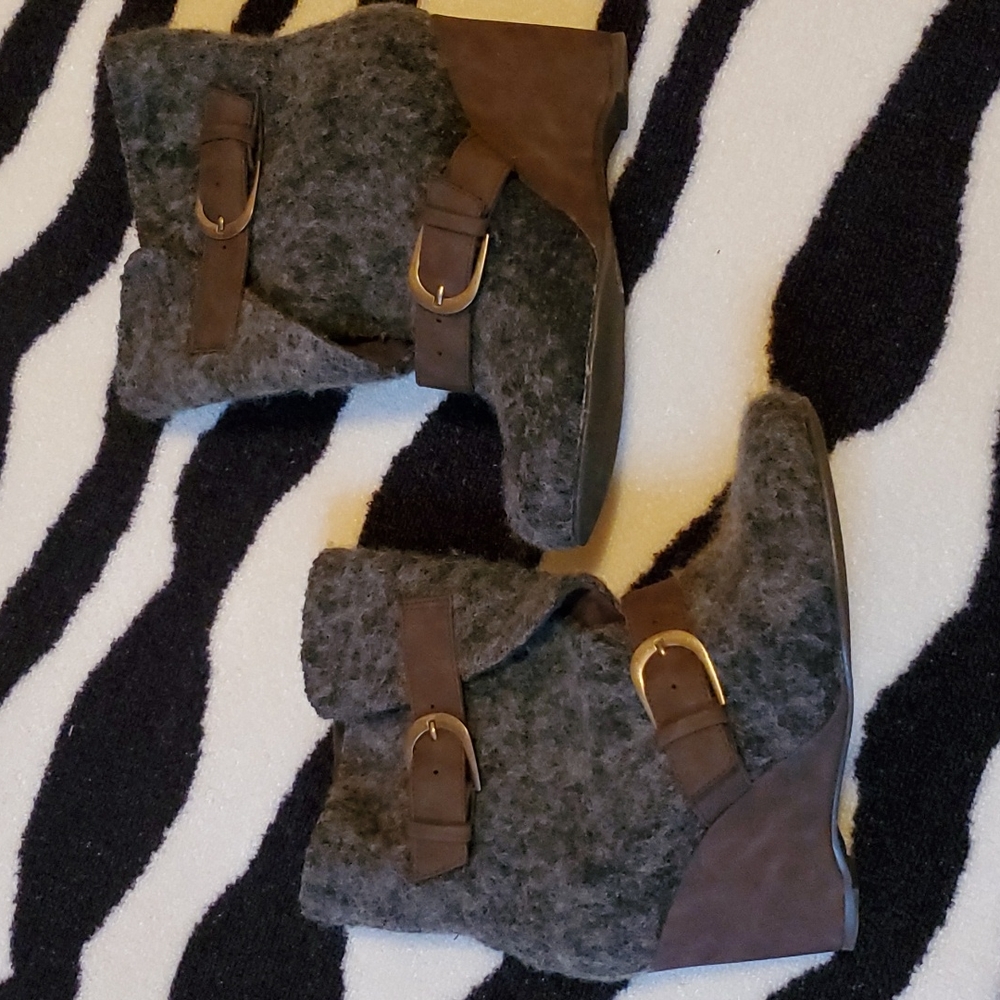 Muk Luk Brown and Gray Boots 9